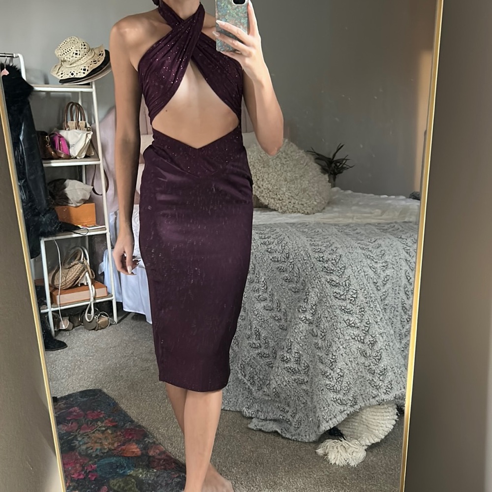 Mistress rocks stunning dress with cutout!